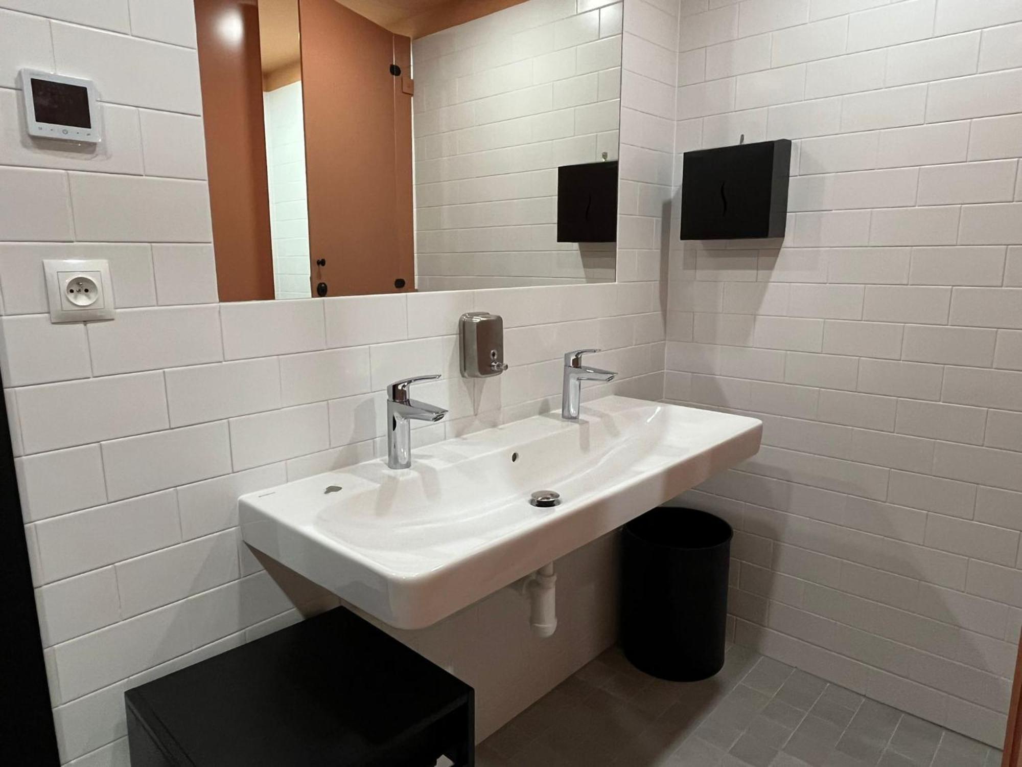 Izy Stay Hostel Bratislava Exterior photo