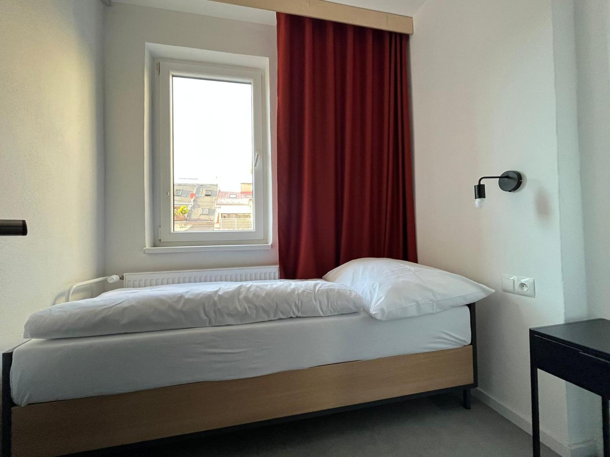 Izy Stay Hostel Bratislava Exterior photo